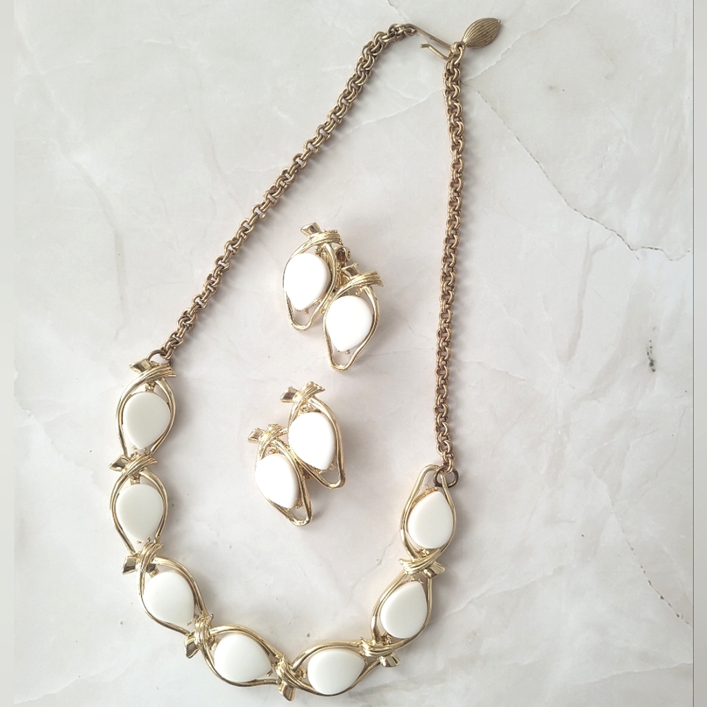 Vintage White Gold Tone Clip-on Earrings Necklace Set - Picture 2 of 8